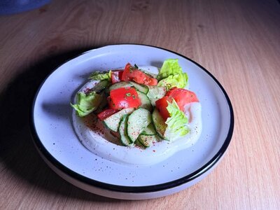 Салат с огурцом, томатами и сметаной 