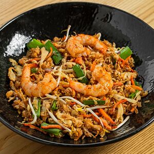 Жареный рис с креветками