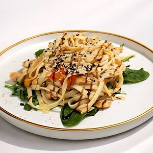 Соба с курицей и овощами 