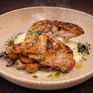 Цыпленок с картофелем, сезонными грибами и чесночным айоли