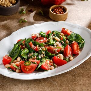 Салат с фасолью, томатами и шпинатом