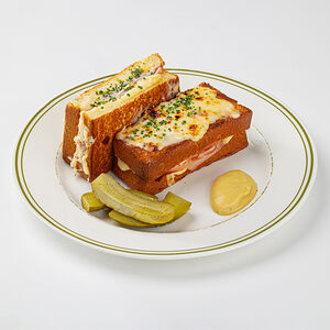 Croque Monsiuer, грюйер, бешамель