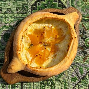 Хачапури с персиками и горгонзолой 