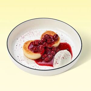 Сырники с йогуртом и вишнёвым компоте