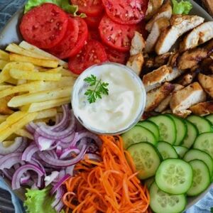 Шаурма на тарелке из свинины на углях