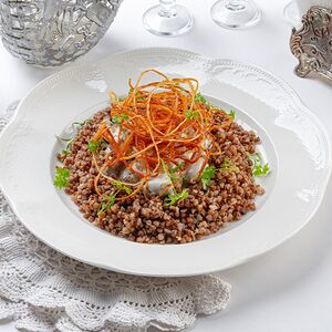 Сердечки кролика с грибами и гречневой кашей в сливочном соусе 