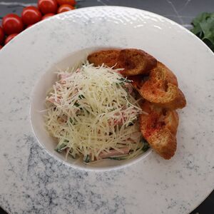 Салат с бужениной и чесночными гренками