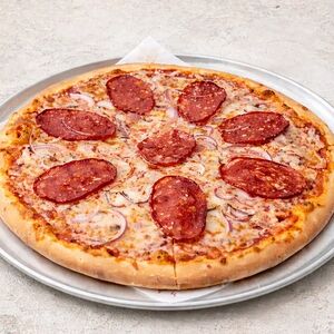 Пицца с чоризо и моцареллой 