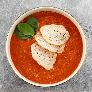 Томатный суп с цыплёнком, булгуром и овощами гриль