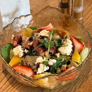 Салат с клубникой, пастрами и манго