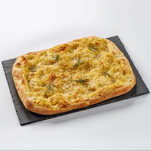 Фокачча с печеным чесноком, розмарином и пармезаном