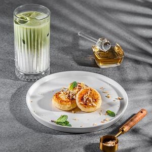Сырники из рикотты с медом и кофе айс-латте