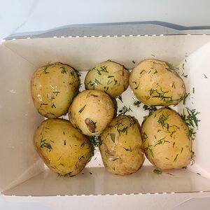Картофель молодой с маслом и зеленью