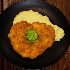 Куриный шницель с зеленым маслом