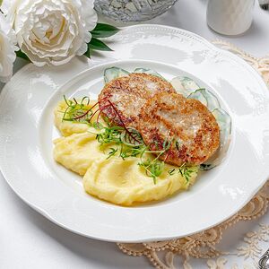 Щучьи котлеты с картофельным пюре и жареными огурцами в сливочном соусе 