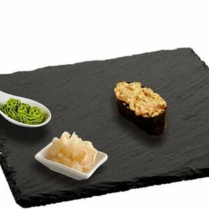 Гункан с лососем