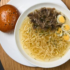 Лапша с грибами и перепелиным яйцом