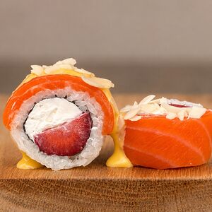 Ролл лосось, клубника и соус манго 
