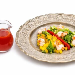 Гаспачо с клубникой и креветками