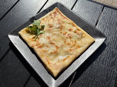 Блинчик с курицей и грибным соусом