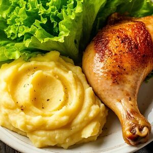 Обед Картофельное пюре и окорочок куриный