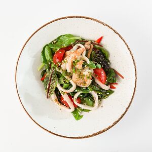 Салат с кальмаром и тигровыми креветками