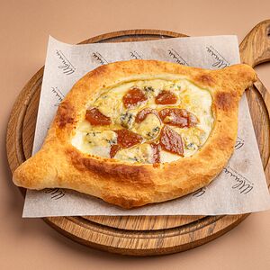 Лодочка с голубым сыром и грушей