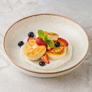 Cырники с кремом юдзу,маком и свежими ягодами 