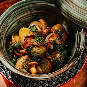 Жареный картофель черри с лисичками