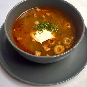 Солянка сборная мясная со сметаной
