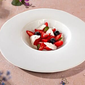 Клубника со сливочным кремом и кокосовыми чипсами