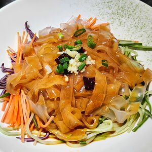 Рисовая лапша в кунжутном соусе 