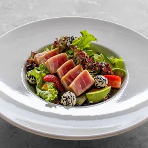 Салат с тунцом, клубникой и кунжутным крем-чизом