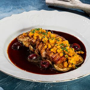 Индейка на гриле с соусом из черешни