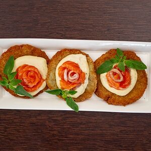 Драники с лососем и творожным соусом