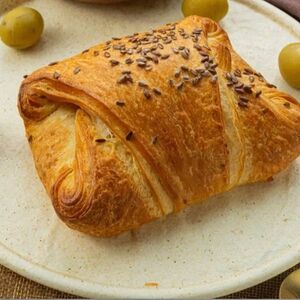 Слойка с творожным сыром и оливками