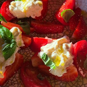 Томаты со страчателлой и клубникой