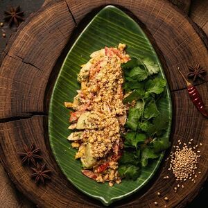 Салат из спелых и сочных овощей, зелени и орехов