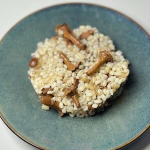 Перловка с луком и лисичками