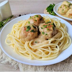 Макароны в сливочном масле с тефтелями 