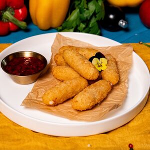 Сырные палочки из моцареллы с ягодным соусом
