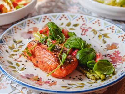 Стейк из форели со спаржей и клубникой