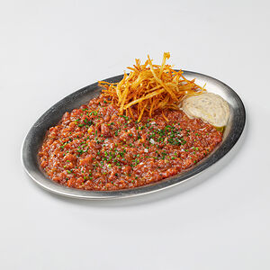 Тартар говядина, картофельный пай, айоли