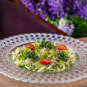 Салат с молодой белокочанной капустой, огурцами и ароматным маслом
