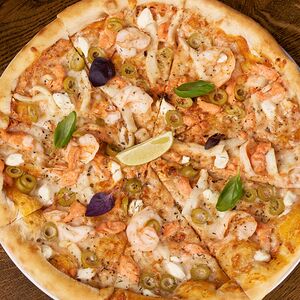 Пицца с морепродуктами и мягким сыром