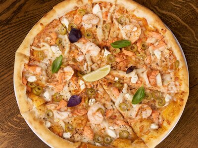 Пицца с морепродуктами и мягким сыром