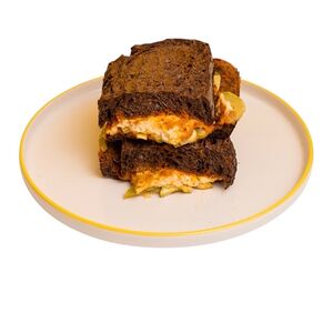 Сэндвич с морковным хумусом и копченым сыром