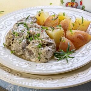 Куриная печень с овощами, тушённая со сметаной