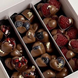 Набор конфет в форме сердца с ягодами