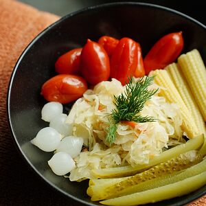 Ассорти из маринованных овощей 